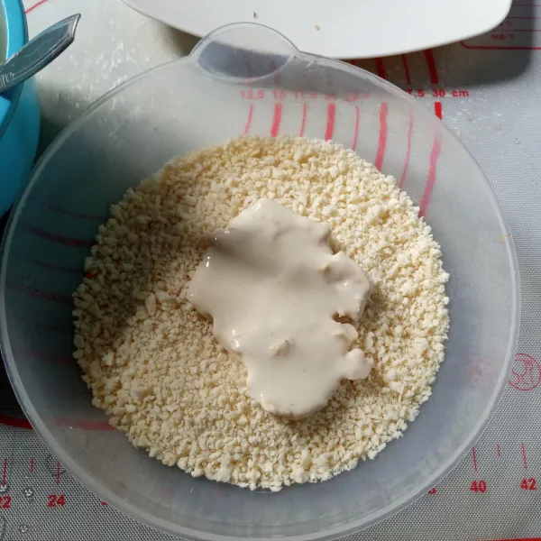 Celupkan tempe ke adonan basah lalu gulingkan de tepung panko, tekan sedikit supaya menenpel.