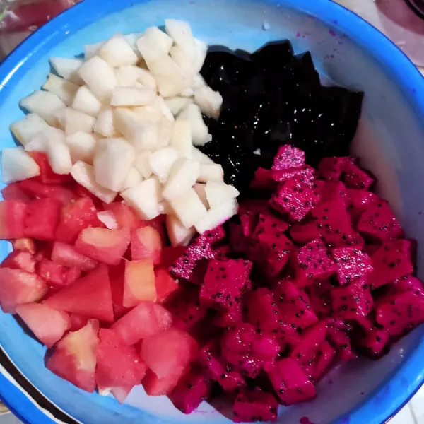 Siapkan dan potong dadu semua buah serta jelly tadi yang sudah mengeras.