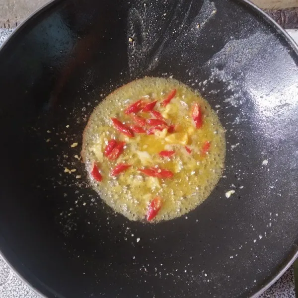 Lelehkan margarin, tumis bawang putih dan irisan cabai hingga harum.