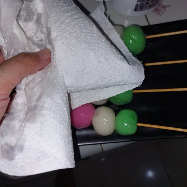 Keringkan dango dengan tisu dapur yang food grade.