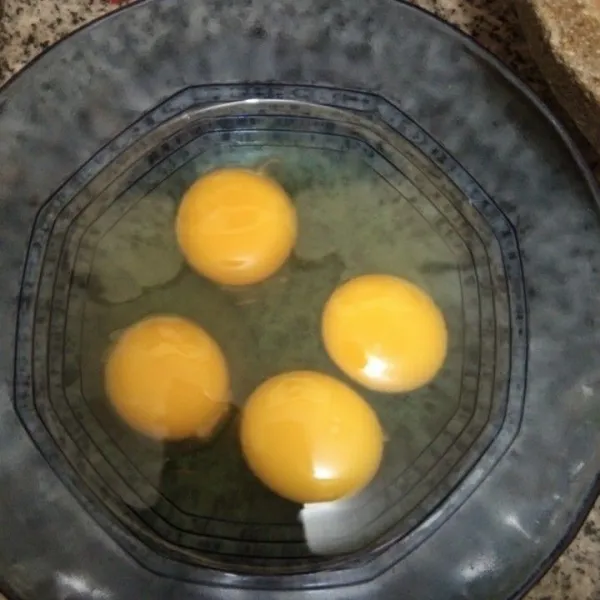 Siapkan mangkuk dan pecahkan telur.