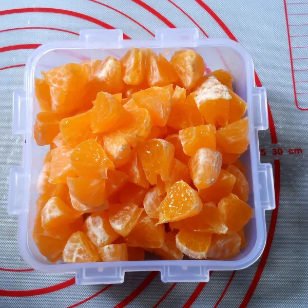 Kupas jeruk buang biji dan kulit arinya. Potong kecil-kecil.