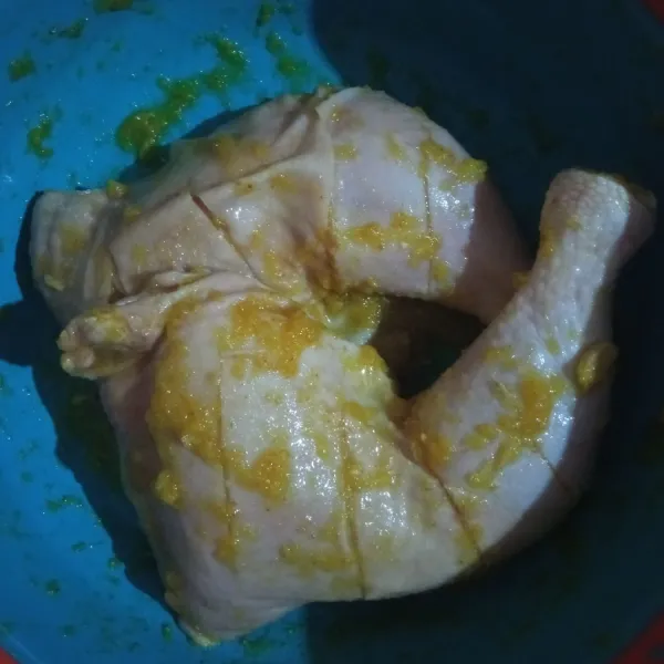 Bersihkan paha ayam kemudian kerat-kerat dagingnya. Baluri dengan bumbu halus, marinasi selama 15 menit.