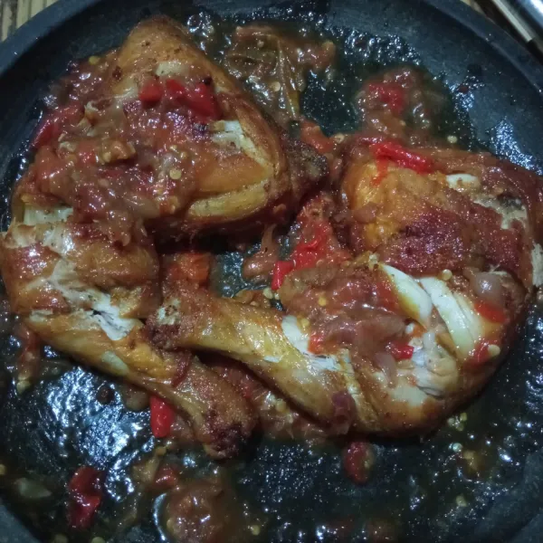 Masukkan ayam ke dalam sambal dan penyet-penyet permukaannya, angkat dan sajikan di atas piring saji.