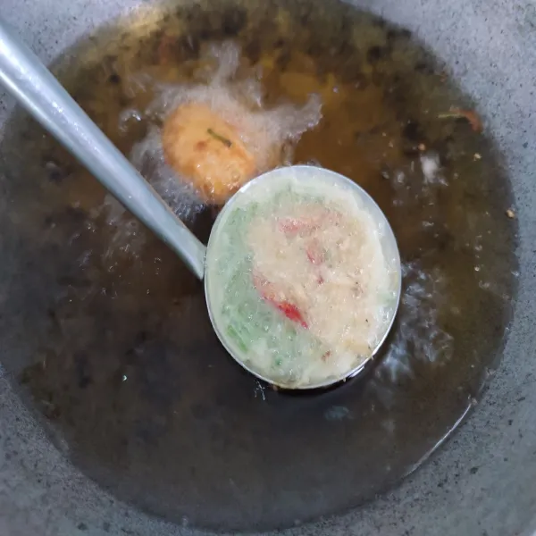 Goreng bakwan pontianak hingga golden brown, lalu angkat dan tiriskan minyak. Kemudian sajikan.