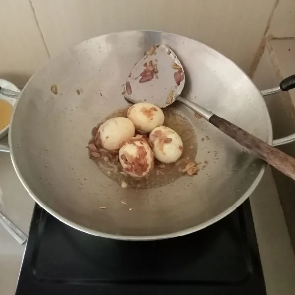 Masukkan telur rebus dan tahu, lalu tuang air secukupnya.
