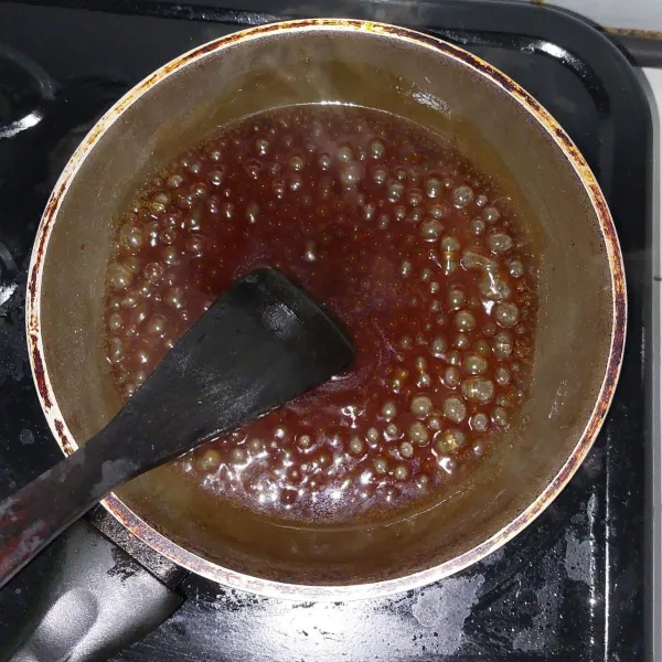 Masak dengan api kecil dan terus diaduk sampai matang, sisihkan.