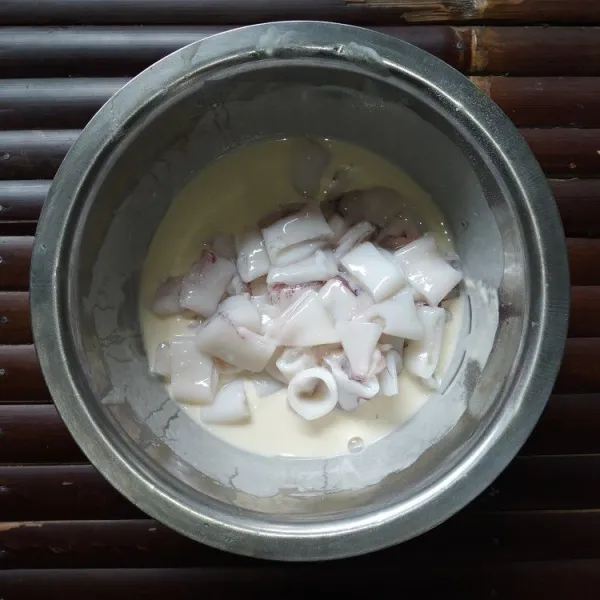 Aduk rata tepung terigu, tepung beras, kaldu bubuk, merica bubuk, bawang putih bubuk, dan garam dalam satu wadah. Untuk membuat adonan pelapis basah, ambil kurang lebih 2-3 sdm, larutkan dengan sedikit air, marinasi cumi selama 10 menit.