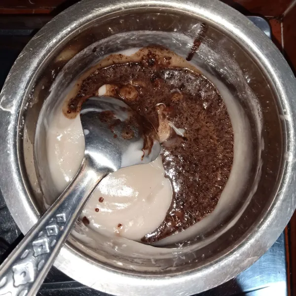 Masukkan cokelat ke dalam adonan yang berada di panci.