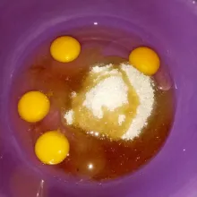 Siapkan wadah, masukkan gula pasir, gula palm dan telur. Kocok sampai mengembang.