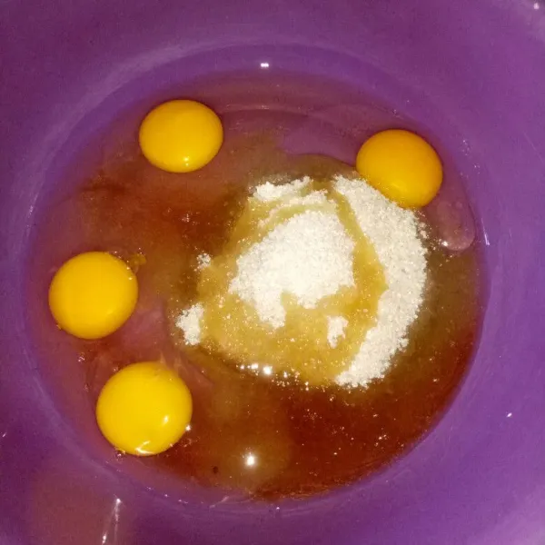Siapkan wadah, masukkan gula pasir, gula palm dan telur. Kocok sampai mengembang.
