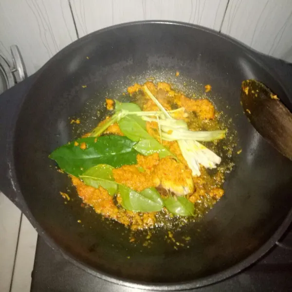 Siapkan pan dan panaskan minyak. Tumis bumbu halus sampai harum, kemudian masukan lengkuas, serai, daun salam dan daun jeruk. Tumis kembali sampai bumbu matang.