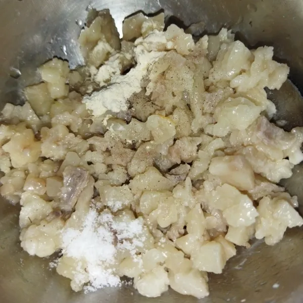 Lalu cincang tetelan nya, lalu tambahkan garam, bawang putih bubuk dan lada bubuk, lalu aduk rata.