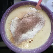 Masukkan pisang, vanila dan minyak, aduk rata. Kemudian masukkan tepung terigu, kayu manis bubuk, baking powder dan susu bubuk sambil diayak. Mixer dengan speed rendah sampai tercampur rata.