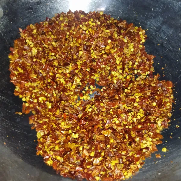 Sangrai cabe yang tadi sudah diblender, hingga garing. Lalu angkat.