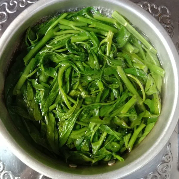 Masukkan kangkung, masak sampai kangkung matang. Angkat dan tiriskan.