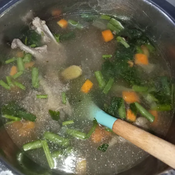 Masak sebentar hingga mendidih, tes rasa dan matikan api. Angkat dan sajikan di atas piring saji.