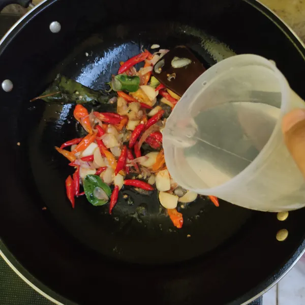 Masukkan air, kecap manis, saus tiram, garam, dan kaldu bubuk, lalu aduk rata. Masak hingga mendidih kembali.