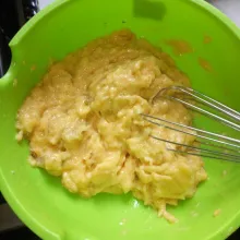 Lumatkan pisang, tambahkan soda kue. Aduk rata, kemudian simpan selama 30 menit.
