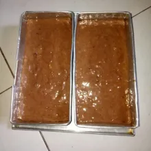 Siapkan loyang, olesi dengan sedikit minyak. Kemudian tuang adonan bolu ke dalam cetakan.