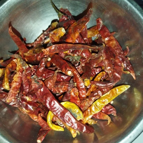 Siapkan cabe kering.