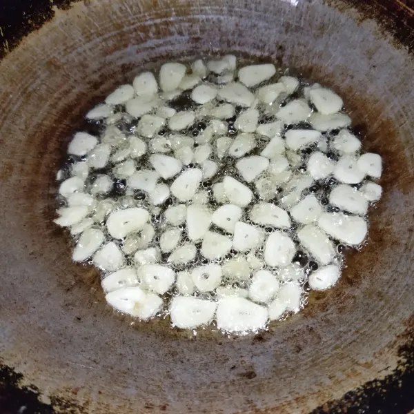 Goreng bawang putih hingga matang dan garing.