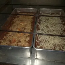 Beri topping keju dan scramble biskuit. Panggang dalam oven dengan suhu 160°C selama 45 hingga 50 menit.