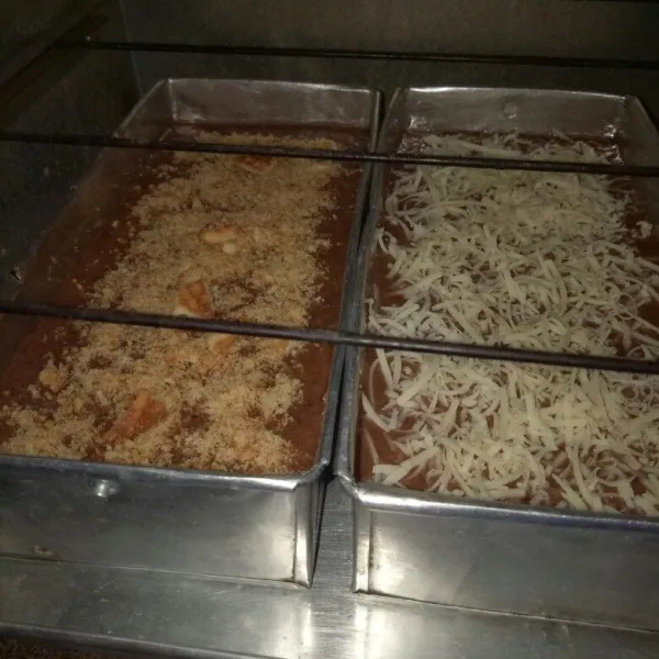Beri topping keju dan scramble biskuit. Panggang dalam oven dengan suhu 160°C selama 45 hingga 50 menit.