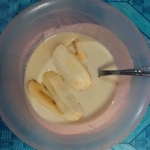 Celupkan pisang ke dalam adonan.