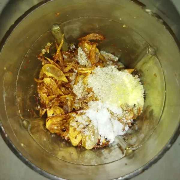 Blender cabe kering yang tadi sudah disangrai, bawang putih goreng, bawang merah, garam, gula pasir, dan kaldu bubuk.