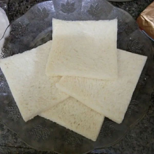 Siapkan roti tawar, lalu sisihkan pinggiran rotinya.