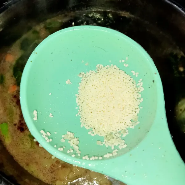 Masukkan daun seledri, daun bawang prei, kaldu jamur, garam dan gula pasir lalu aduk rata.