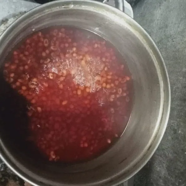 Lalu rebus kacang merah dengan air.