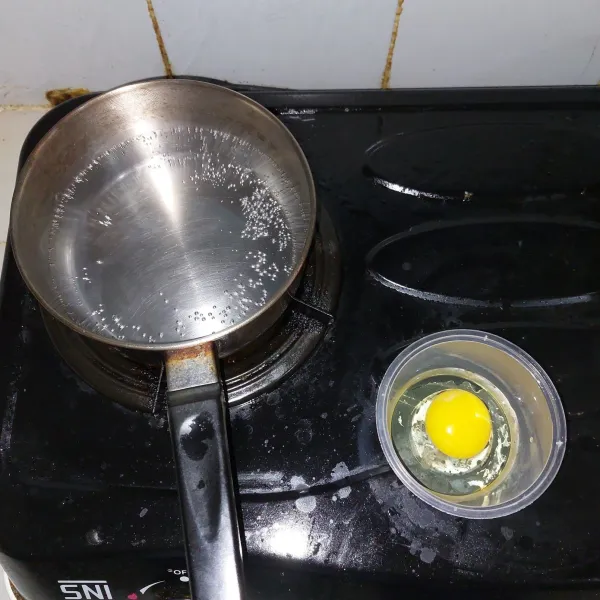 Buat poached egg. Pecahkan telur ke mangkuk. Didihkan air. Aduk air hingga membentuk pusaran. Masukkan telur dengan cepat. Masak hingga kematangan yang diinginkan.