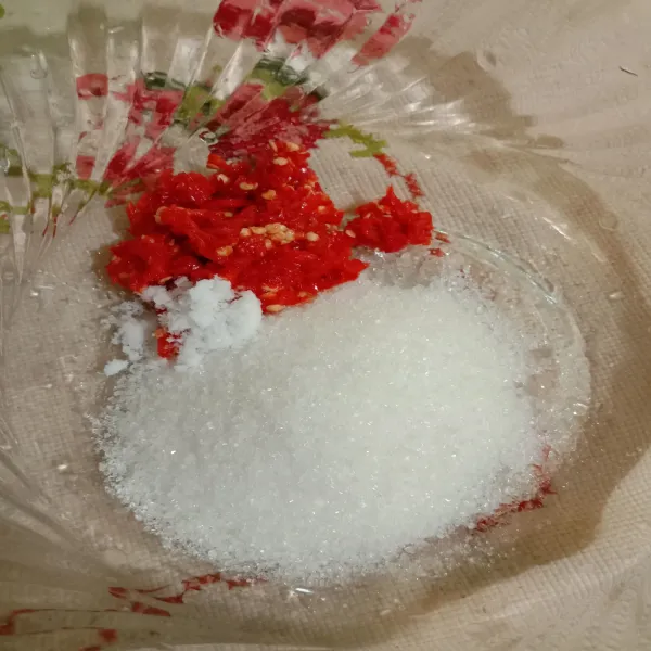 Dalam wadah masukkan gula pasir, garam dan bumbu yg diblender kasar.