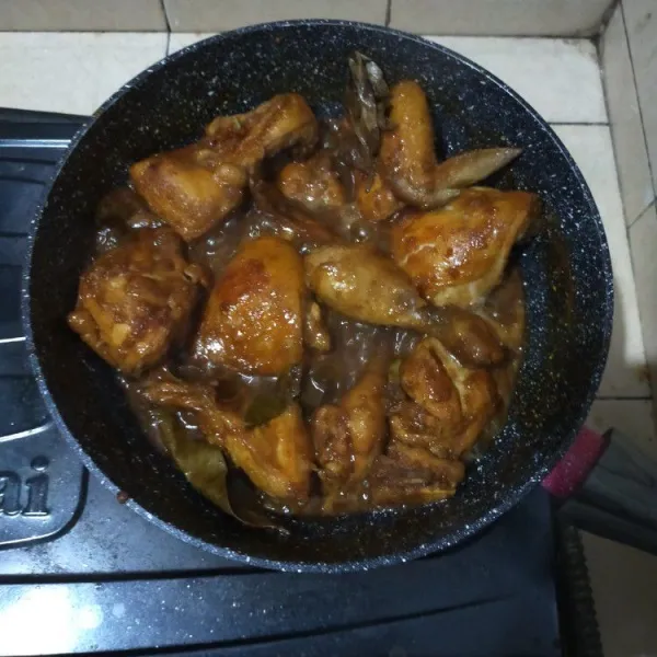 Masukan air jeruk limau, masak lagi hingga asat. Jangan buang sisa bumbu ungkep, karena akan dipakai untuk melumuri ayam ketika di panggang.