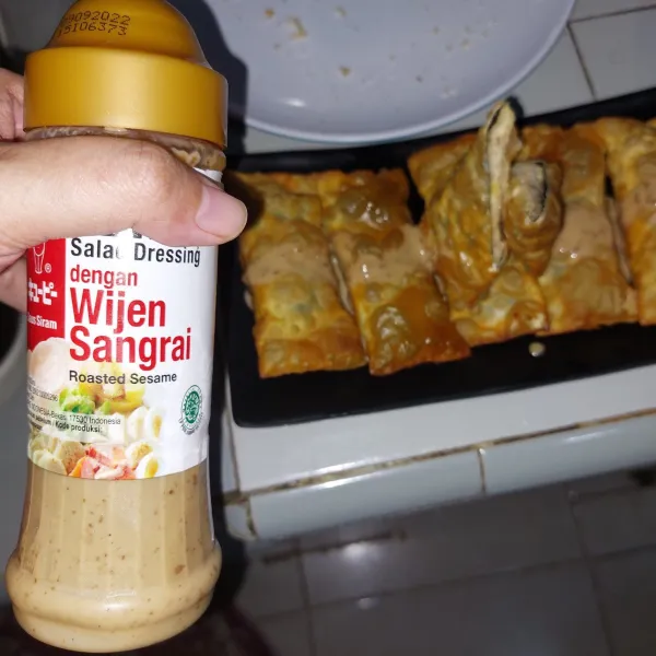 Siram dengan saus wijen sangrai.