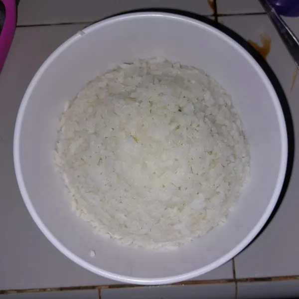Campur nasi dengan mirin halal. Lalu susun di mangkuk.