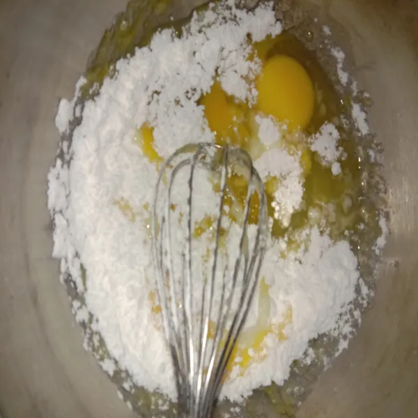 Siapkan wadah lain, masukkan gula dan telur aduk hingga gula benar-benar larut.