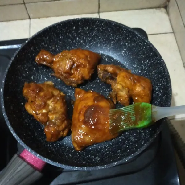 Panaskan teflon lalu panggang ayam sambil sesekali di lumuri sisa bumbu ungkep. Di bolak-balik agar matang merata.