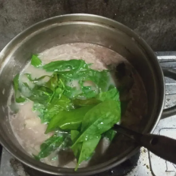 Setelah mendidih potong jatung pisang lalu masukkan ke dalam panci bersama daun melinjo kemudian masak hingga matang.
