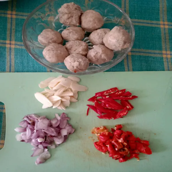 Bawang merah, bawang putih, lombok besar, lombok kecil diiris.