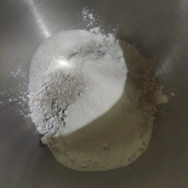 Campur bahan 1 sampai 6 (terigu, ragi instan, gula pasir, susu bubuk, baking powder), aduk rata.