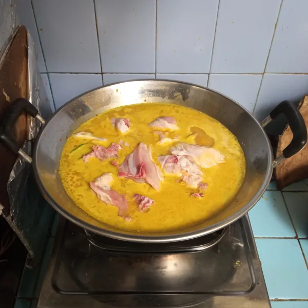 Masukkan potongan ayam, lalu aduk-aduk. Masak sampai kuah mulai berkurang dan ayam empuk, cicipi rasanya.