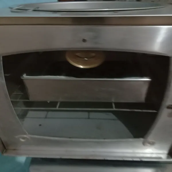 Adonan siap di panggang. Sebelumnya oven sudah dipanaskan kurang lebih 10 menit dengan api sedang. Panggang selama 20-25 menit. Saya pakai oven tangkring. Kalau pakai oven listrik suhu 190-200 gunakan api atas dan bawah.