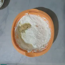 Mixer dengan kecepatan tinggi sampai putih kental berjejak. Kemudian tambahkan tepung terigu dan susu bubuk, lalu aduk hingga rata.