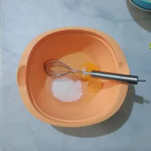 Dalam wadah, masukkan telur, SP, vanila, dan gula pasir.