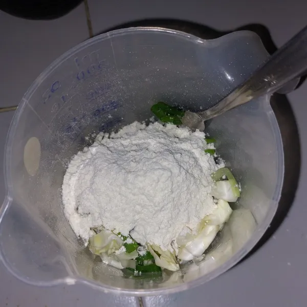 Tambahkan tepung lalu aduk rata. Jika menggunakan tepung terigu biasa berarti tambahkan garam dan merica, aduk rata hingga jadi adonan.