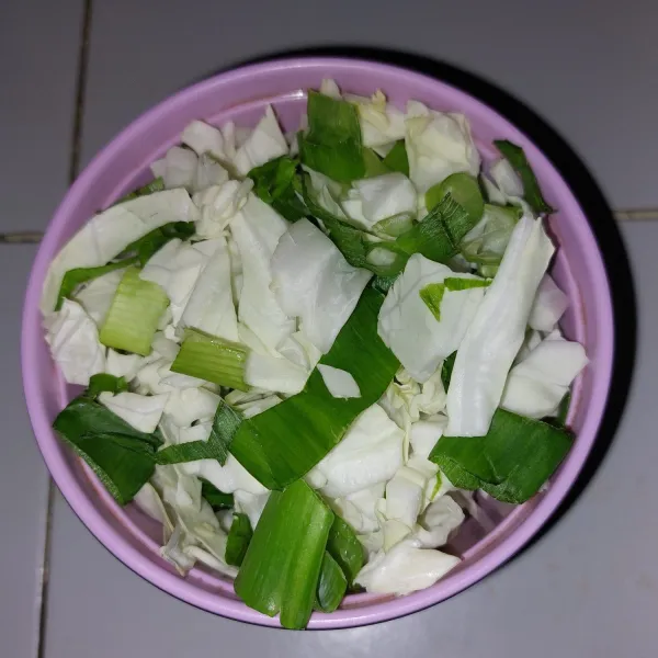 Potong kasar kol dan daun bawang. Masukkan ke kocokan telur.