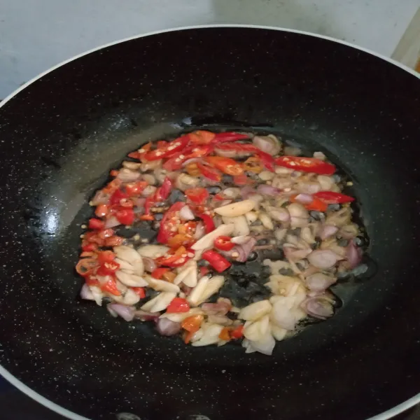 Masukkan minyak ke dalam wajan secukupnya, setelah minyak cukup panas masukkan semua irisan bumbu yang sudah disiapkan.